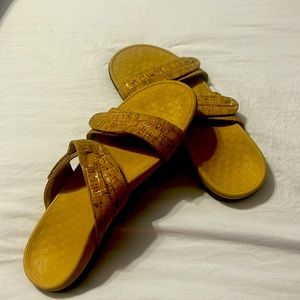 Vionic Cork Sandals Size 10